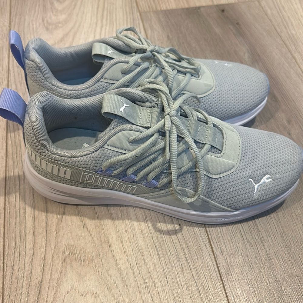 Like new puma sneakers
